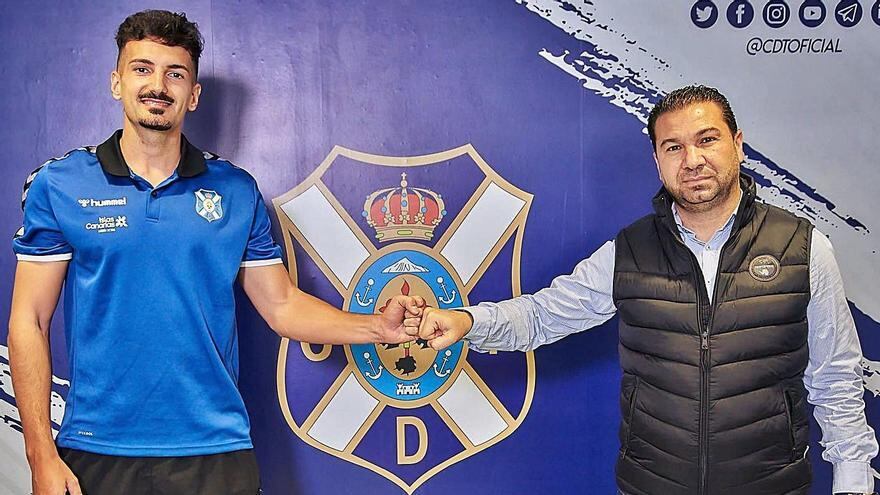Álex Muñoz junto al exdirector deportivo blanquiazul, Juan Carlos Cordero.