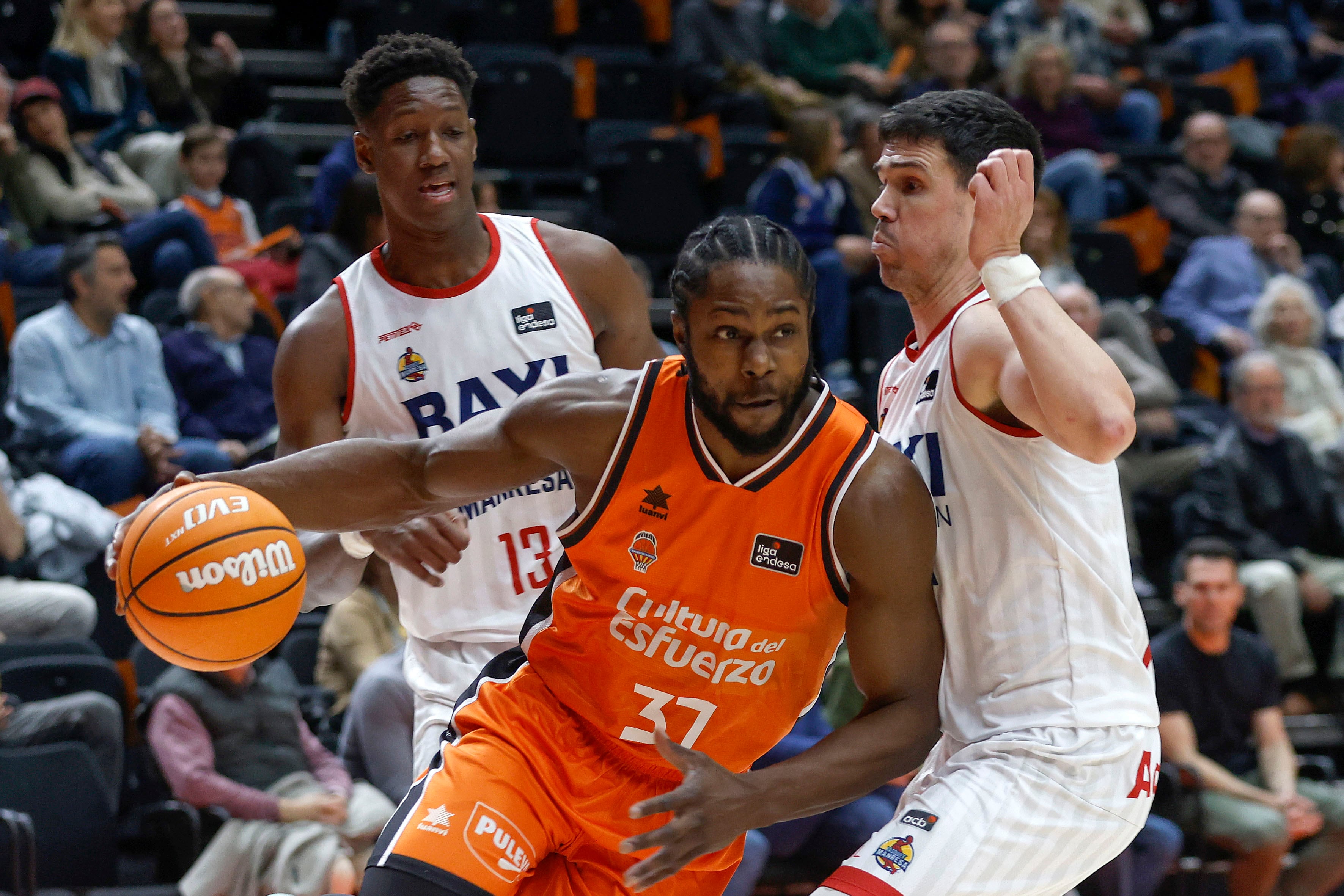 VALENCIA, 25/01/2025.El jugador del Valencia Basket Semi Ojeleye y el jugador del Baxi Manresa Dani Pérez, durante el partido de la jornada18 de la Liga Endesa, disputado hoy sábado en el pabellón de la Fuente San Luis de Valencia, entre Valencia Basket y Babi Manresa.- EFE/ Miguel Ángel Polo.
