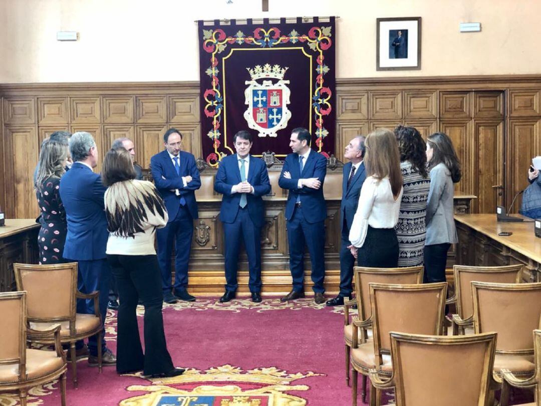 El presidente de la Junta en el centro, rodeado de concejales del equipo de Gobierno y flanqueado por el delegado territorial