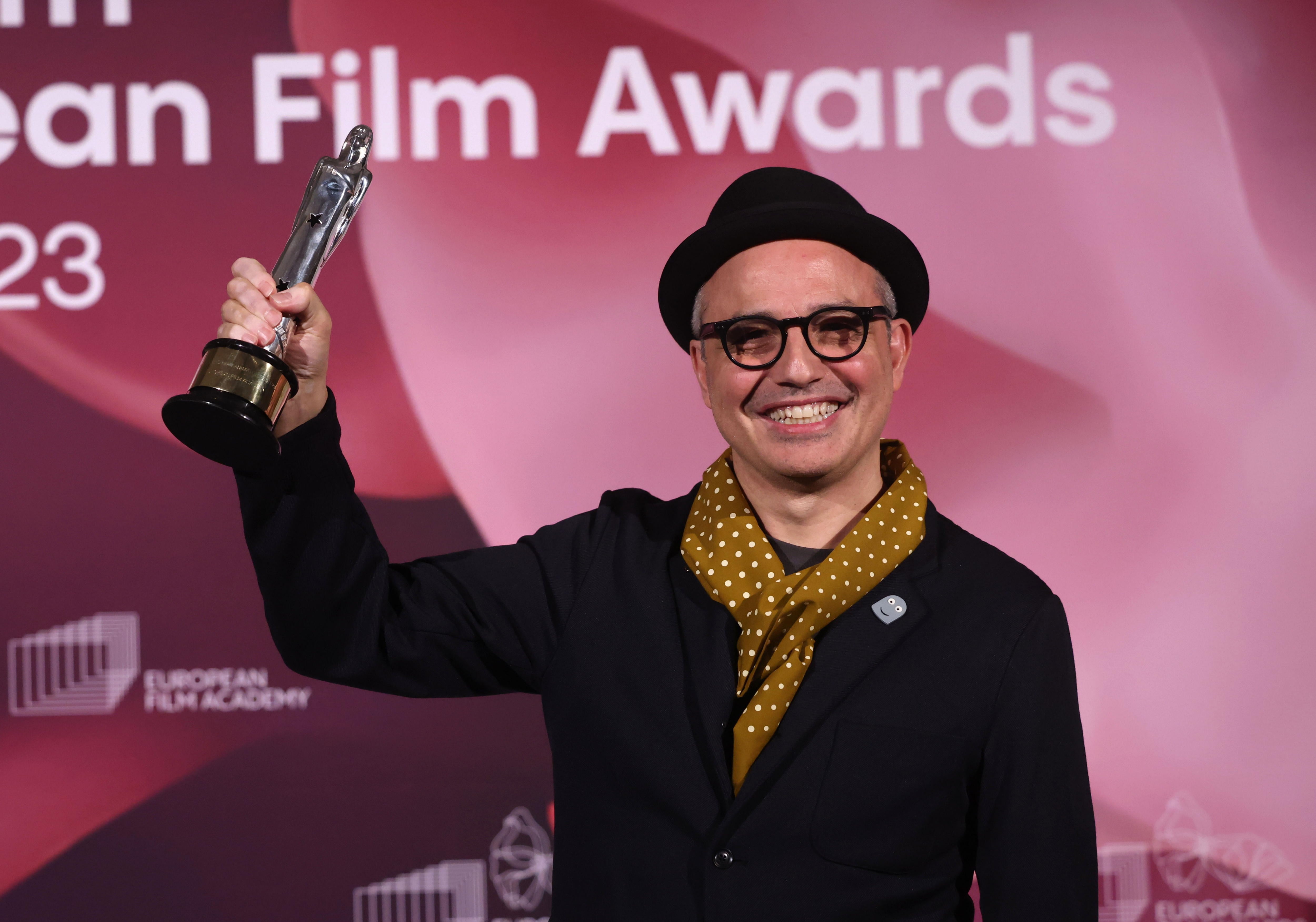 Berlin (Germany), 09/12/2023.- Director Pablo Berger poses with his European Animated Feature Film 2023 Award for Robot Dreams during the 36th European Film Awards in the Arena Berlin in Berlin, Germany, 09 December 2023. (Cine, Alemania) EFE/EPA/CLEMENS BILAN
