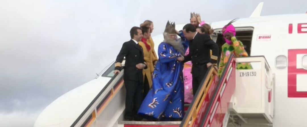 Reyes Magos a su llegada al aeropuerto