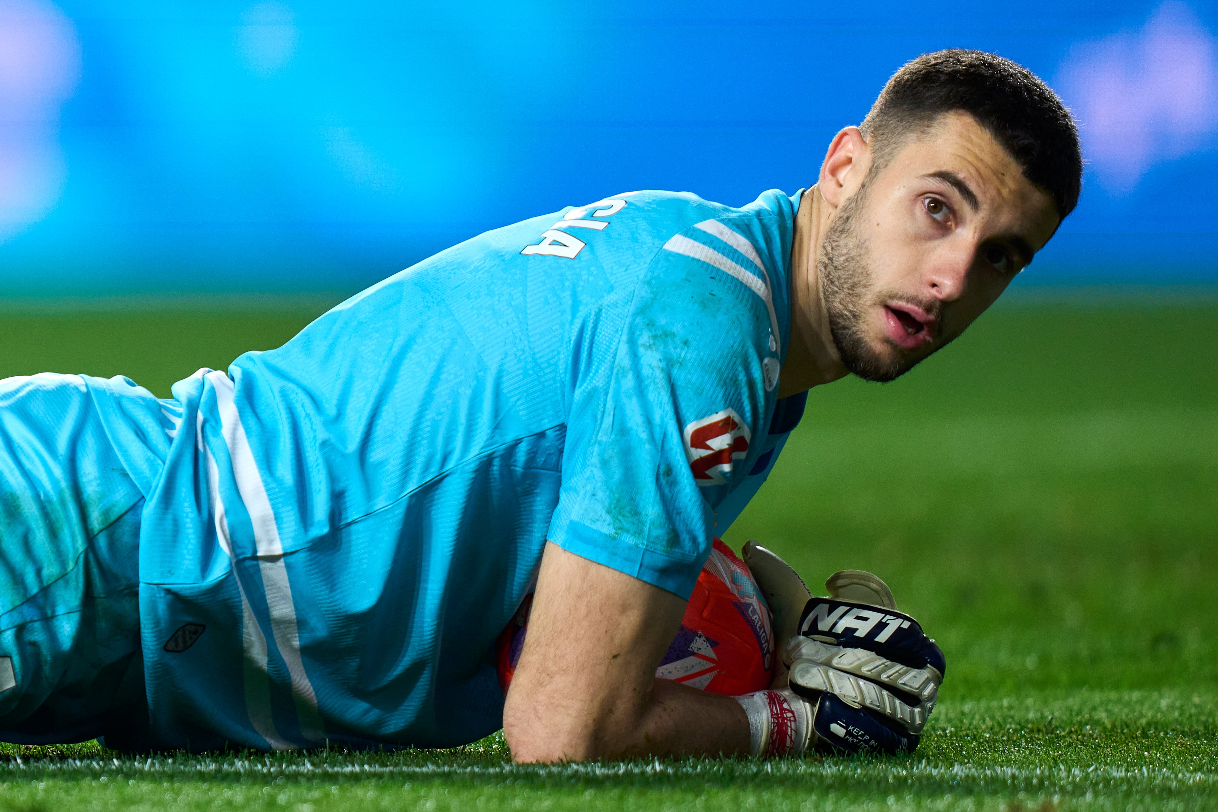 Joan García detiene un balón en el partido de LaLiga 2024/25 entre Rayo Vallecano y RCD Espanyol