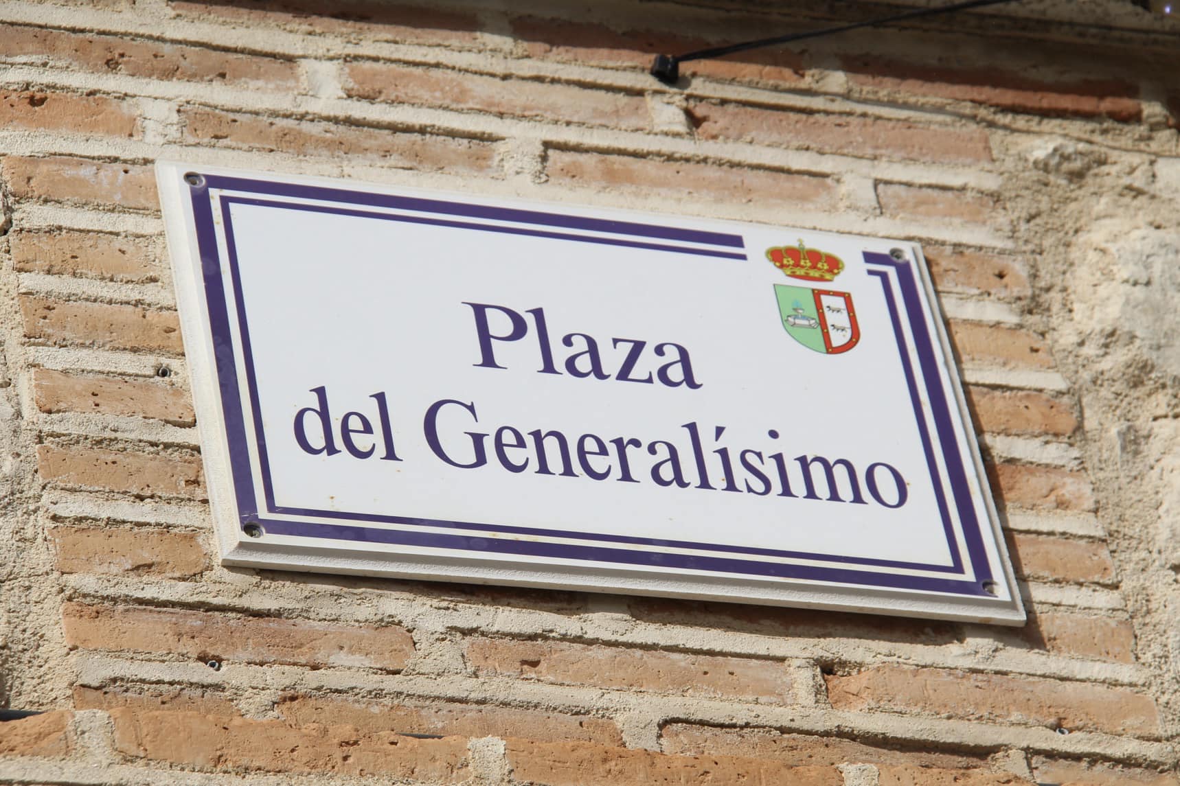 Imagen de la placa de la Plaza del Generalísimo de Fuensalida (Toledo)