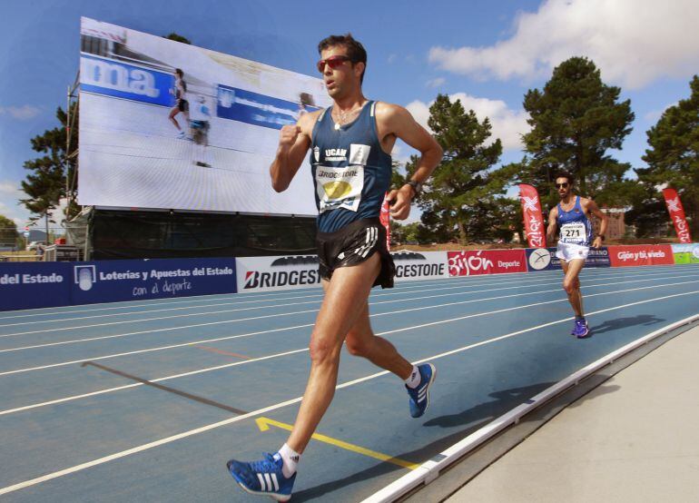 Miguel Ángel López, campeón mundial de 20 kilómetros marcha, afinó en Las Mestas su puesta a punto para los Juegos de Río