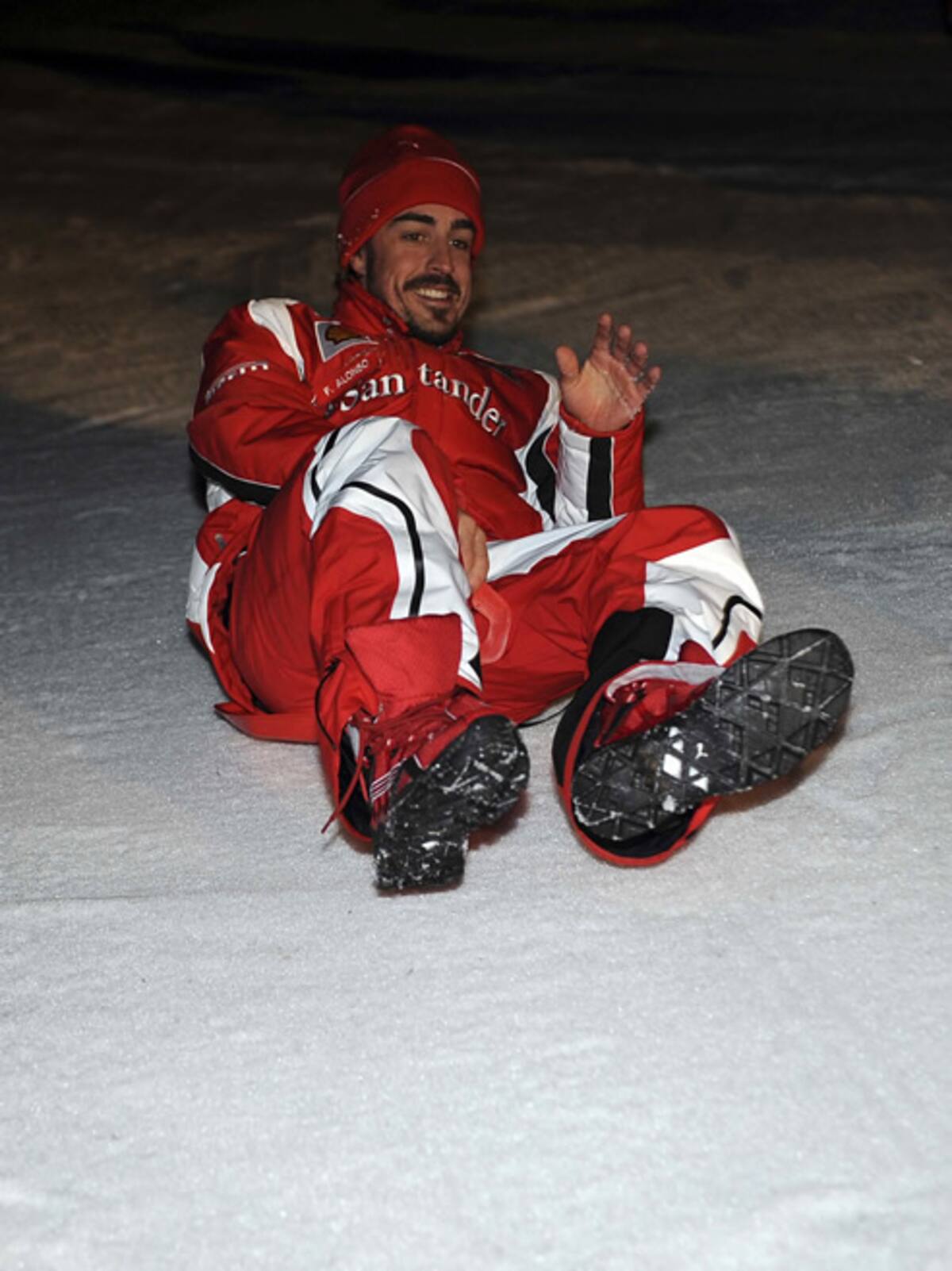 Fernando Alonso se tira por la nieve simulando que lleva un trineo