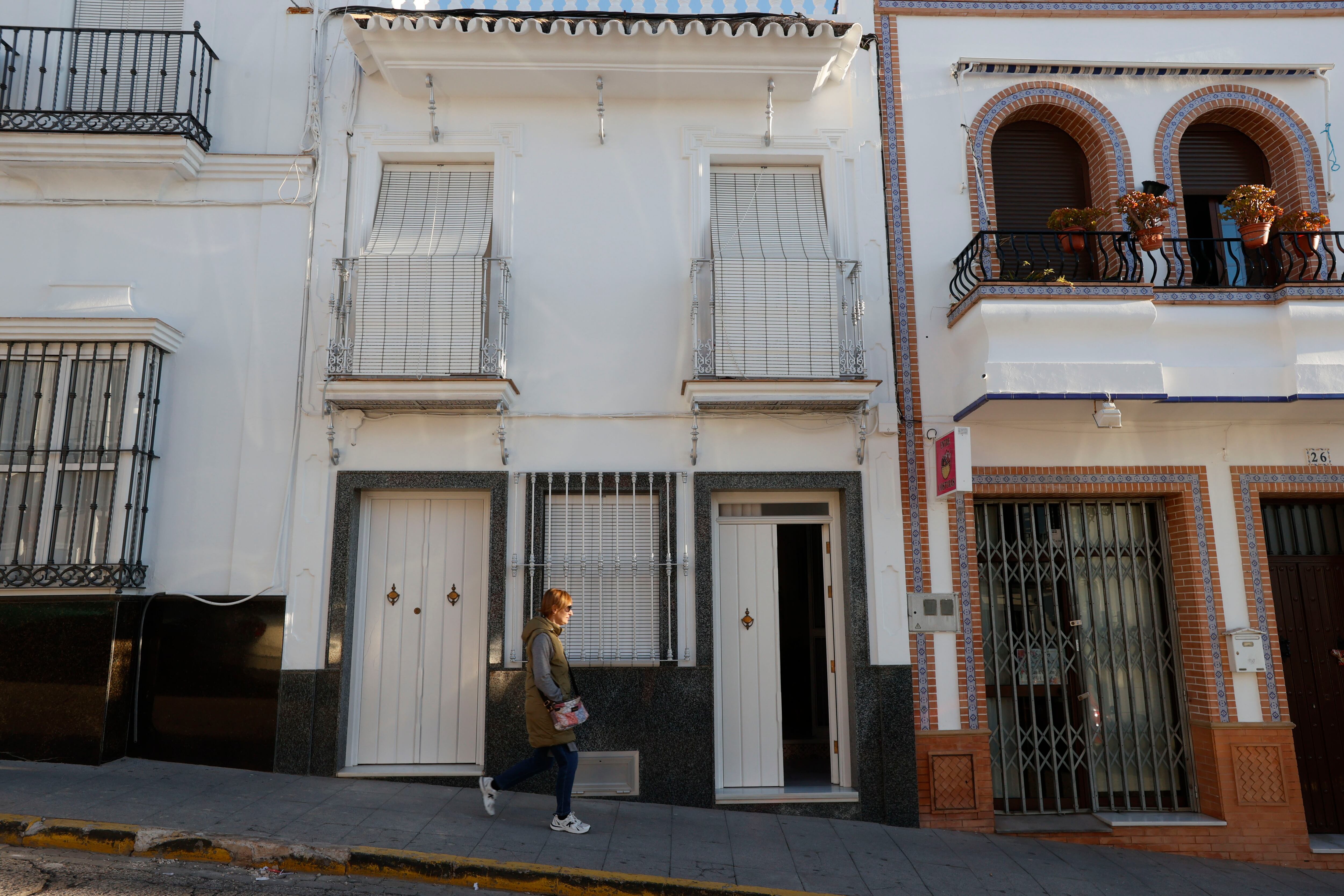 Montellano (Sevilla) , 22/01/2024.- Vivienda de la localidad de Montellano (Sevilla) donde un menor sirio de 17 años ha sido detenido en la noche del domingo por su presunta relación con el terrorismo yihadista, según han informado a EFE fuentes de la investigación, que concretan que se trata de una operación coordinada por la Audiencia Nacional. EFE/José Manuel Vidal
