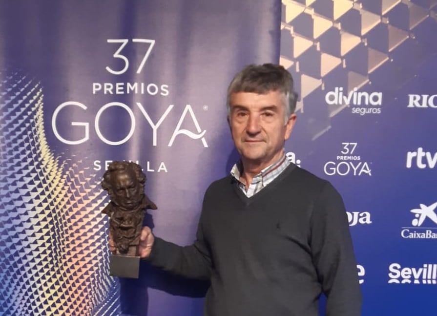 Melchor López sostiene un Goya en el photocall instalado por el Ayuntamiento de Sevilla