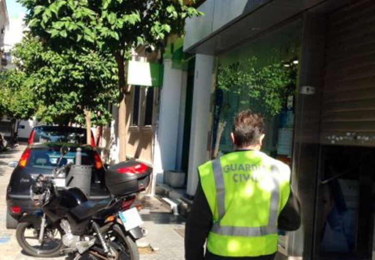 Dos detenidos en la operación contra el tráfico de medicamentos. En la imagen una de las farmacias clausuradas 