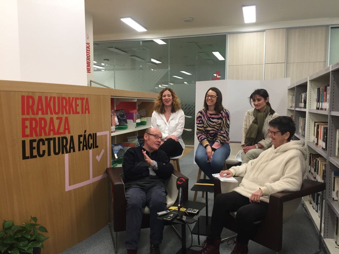 Jose Manuel Gomez, Geno Otermin, la delegada de Cultura Juncal Eizaguirre, la delegada de Bienestar Social Cristina Laborda y la responsable del Centro de actividades de Día de Irun (Garagune) y de la fundación Goyeneche Leyre Lasa. 