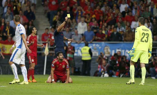 GRA277. OVIEDO, 05/09/2015.- El portero eslovaco Matus Kozacik (d) recibe la tarjeta amarilla del árbitro escocés Craig Thomson (2-d, arriba) tras cometer penalti sobre Diego Costa (2-d, abajo), de España, durante el partido de clasificación para la Euroc