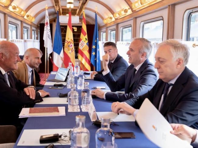 El presidente Azcón firma un acuerdo con Nueva Aquitania para la reapertura del Canfranc