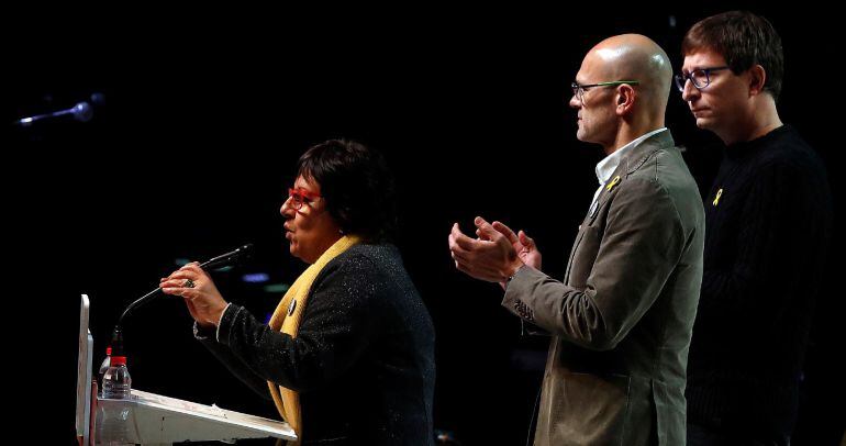 Los exconsellers Carles Mundó (i), Dolors Bassa (2i), y Raül Romeva (c), durante el mitin de cierre de campaña de ERC 