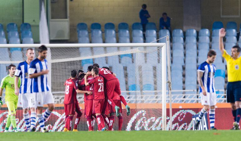Los jugadores del Getafe C.F. celebran el segundo gol en el 1-2 con el que se impusieron a la Real Sociedad en Anoeta en la temporada 2014-15.