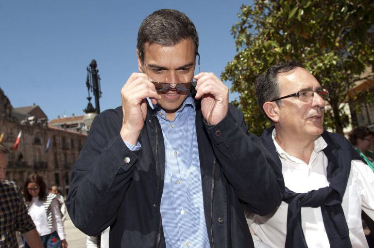 El secretario general del PSOE, Pedro Sánchez, acompañado por el candidato socialista a la Alcaldía de Torrelavega, José Manuel Cruz Viadero.