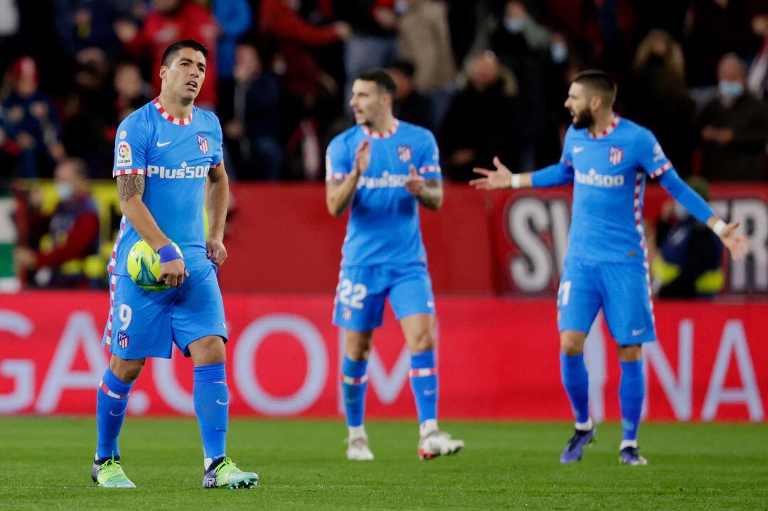 Los jugadores del Atlético de Madrid lamentan el gol del Sevilla