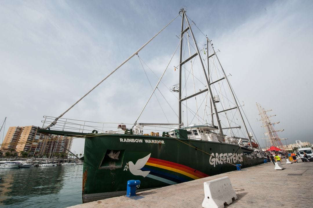 El Rainbow Warrior atracado en el Puerto de Málaga a principios de esta semana