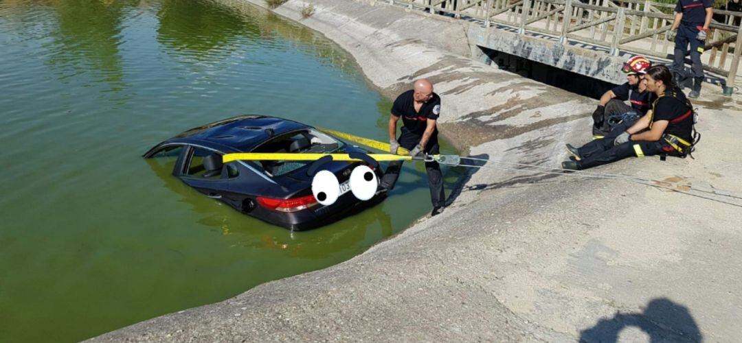 Los agentes han rescatado el vehículo que había sido abandonado en el lago