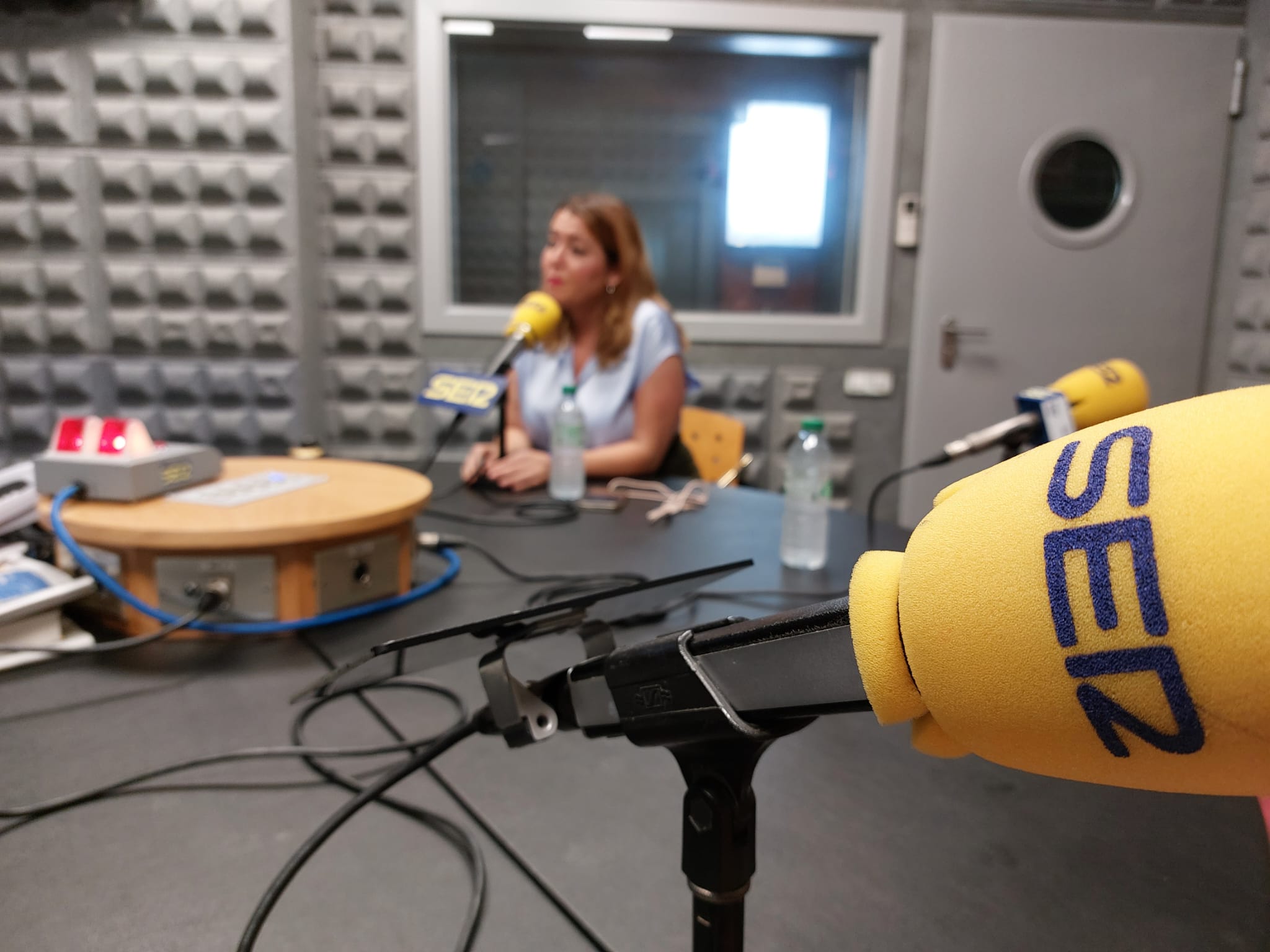 Ángela Rodríguez, en los estudios de Radio Vigo