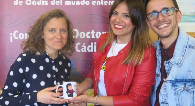 Amanda Real recoge la taza del concurso de la mano de Miriam Ballesteros y Fran Rueda