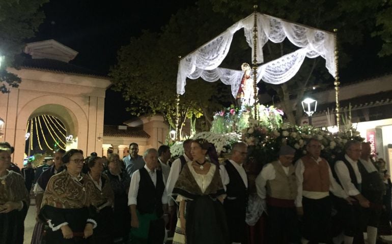 La Virgen de los Llanos en el recinto ferial, tras la apertura de la Puerta de Hierros