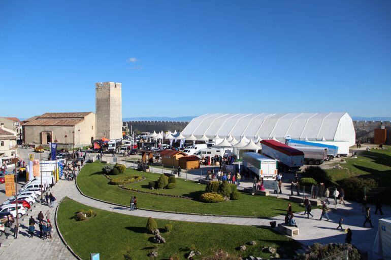 Imagen general de la Feria Comarcal de Cuéllar en la explanada del Castillo