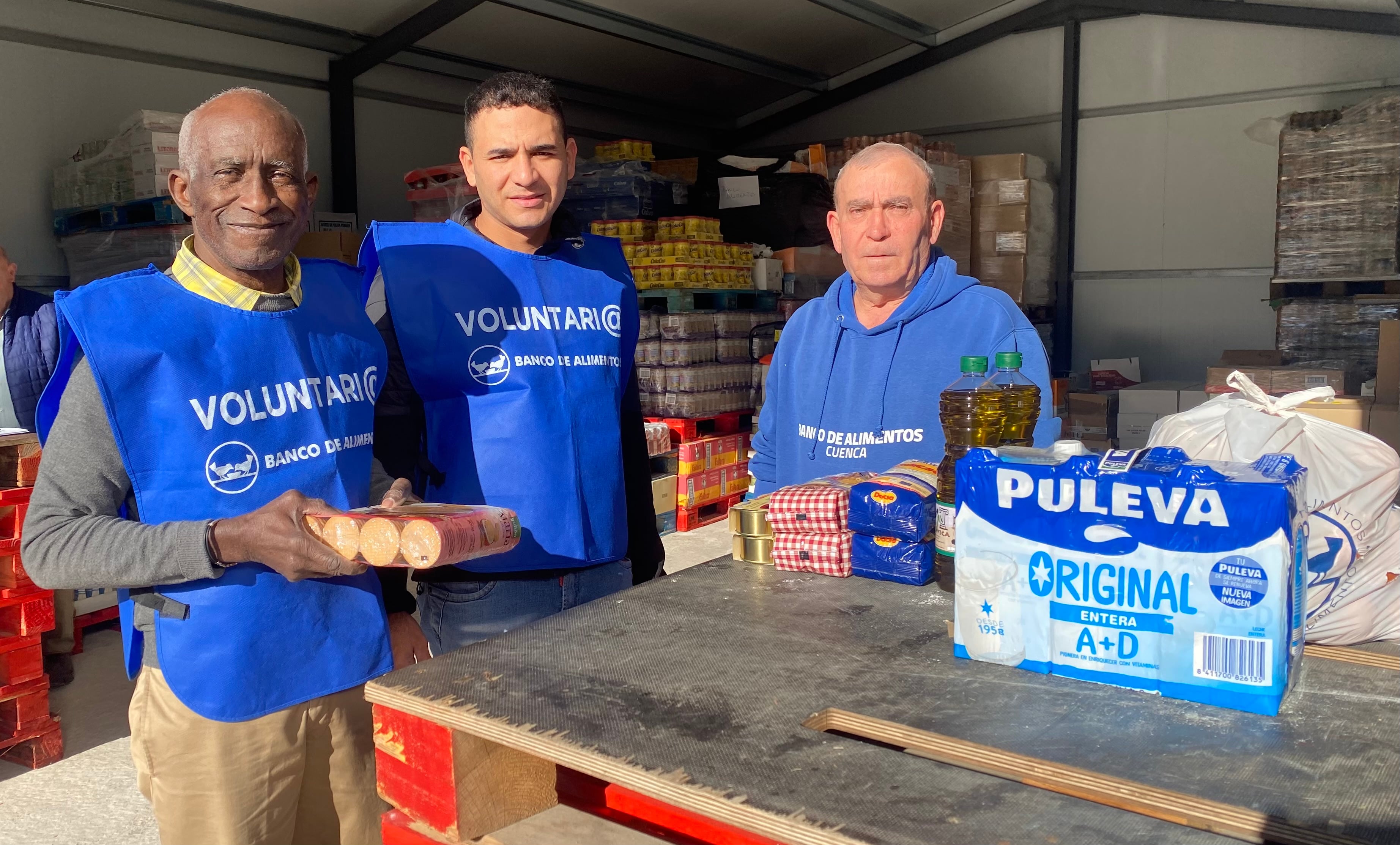 Una docena de voluntarios atienden las necesidades del Banco de Alimentos de Cuenca.