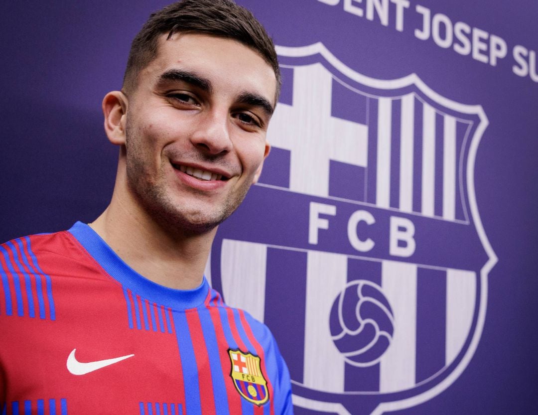 Ferran Torres posa con la camiseta del FC Barcelona. 