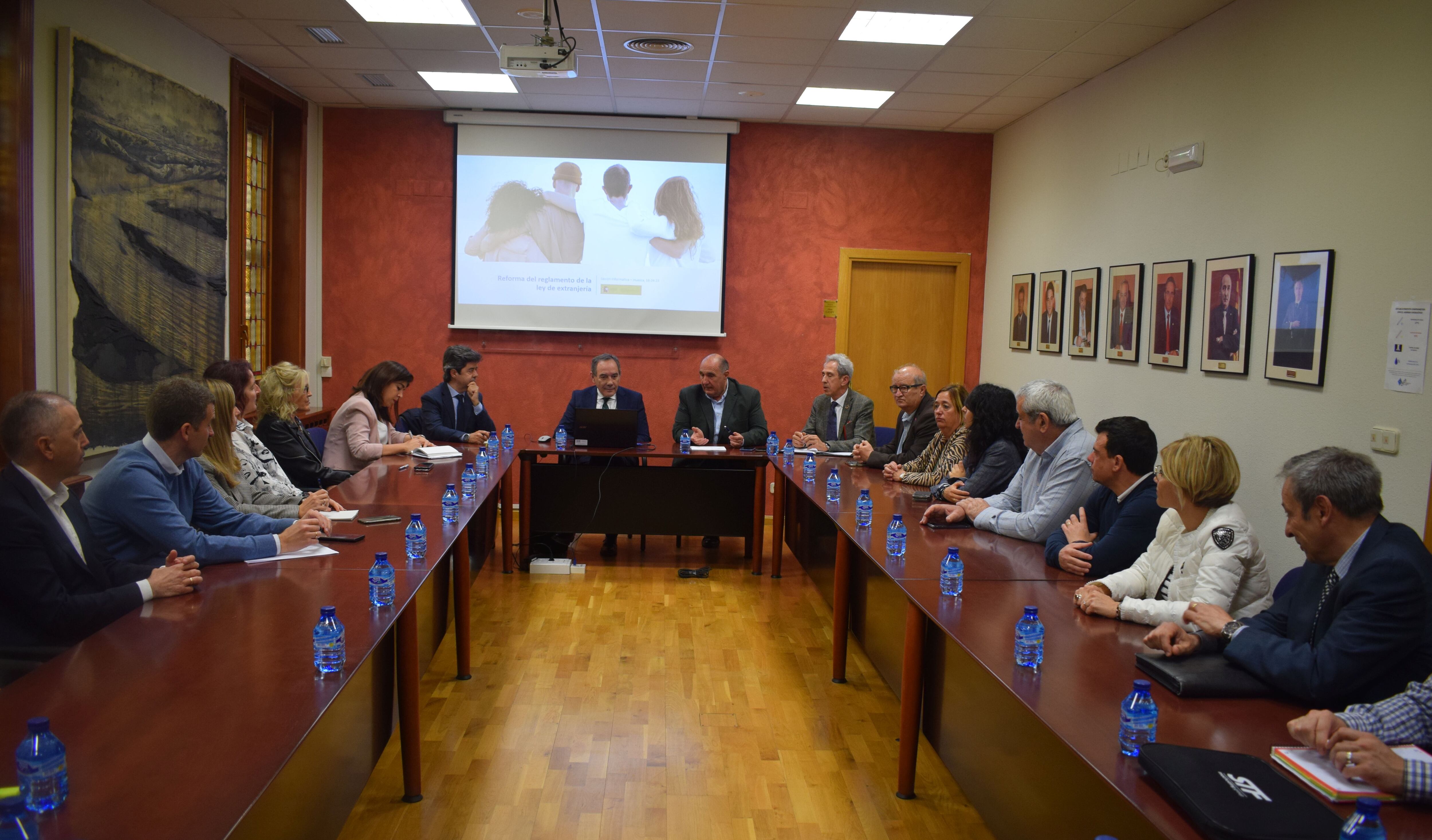 Participantes en la reunión con el director general de Migraciones