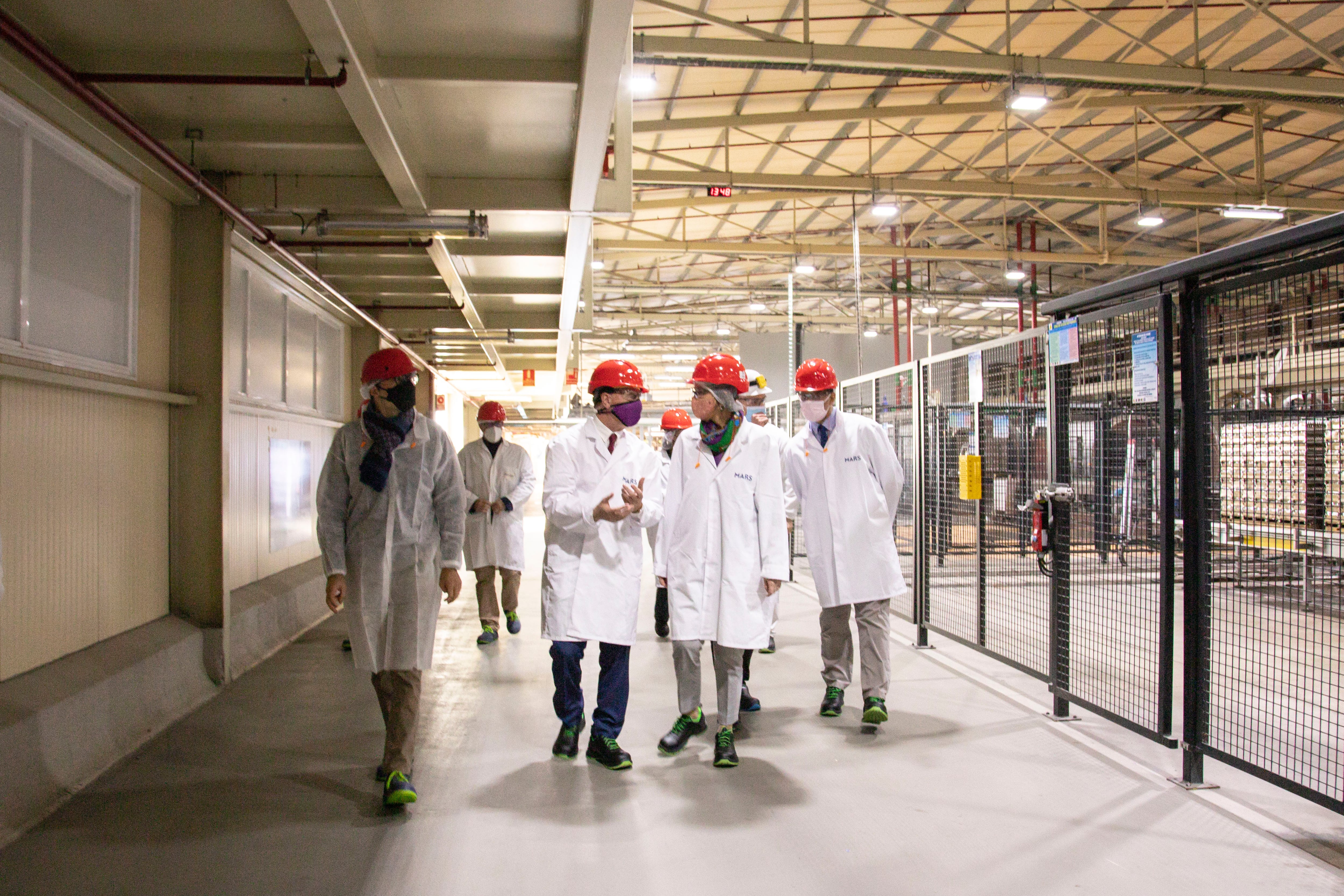 La ministra ha visitado las instalaciones junto al  director de la planta, Luis Tobías, y Rez Hassan, director general de Mars Iberia