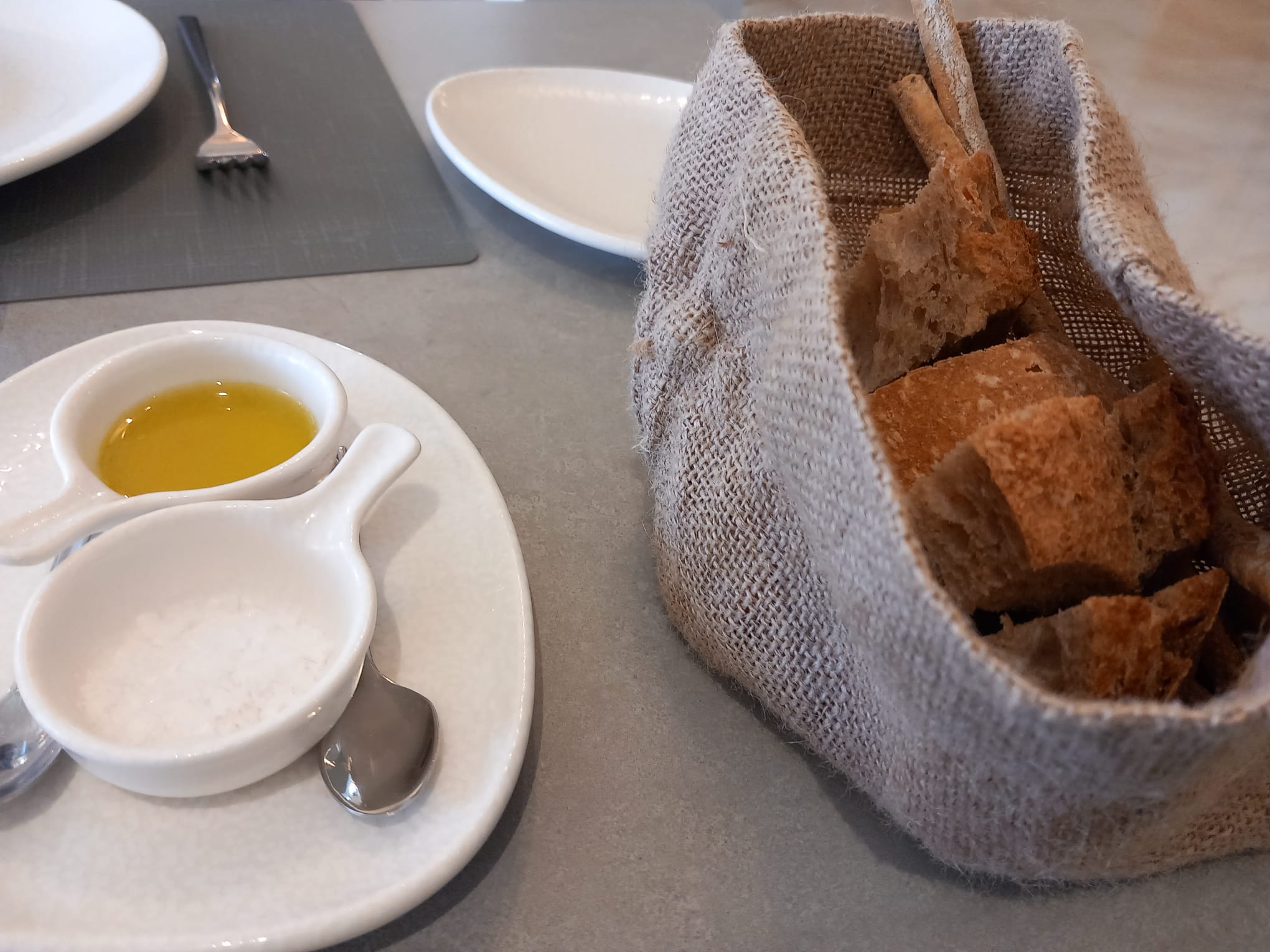 AOVE y sal de estero con pan y picos de La Cremita