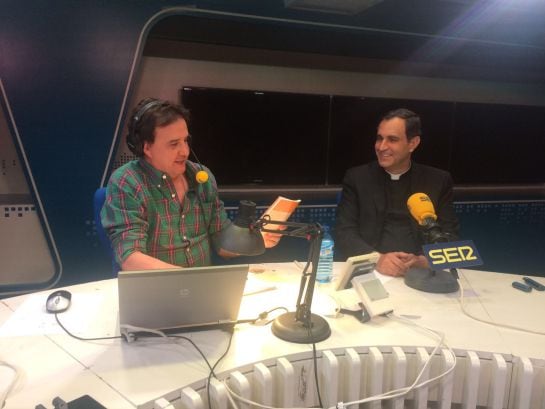 José Ramón de la Morena conversa con el padre Doñoro en &#039;El Larguero&#039;.