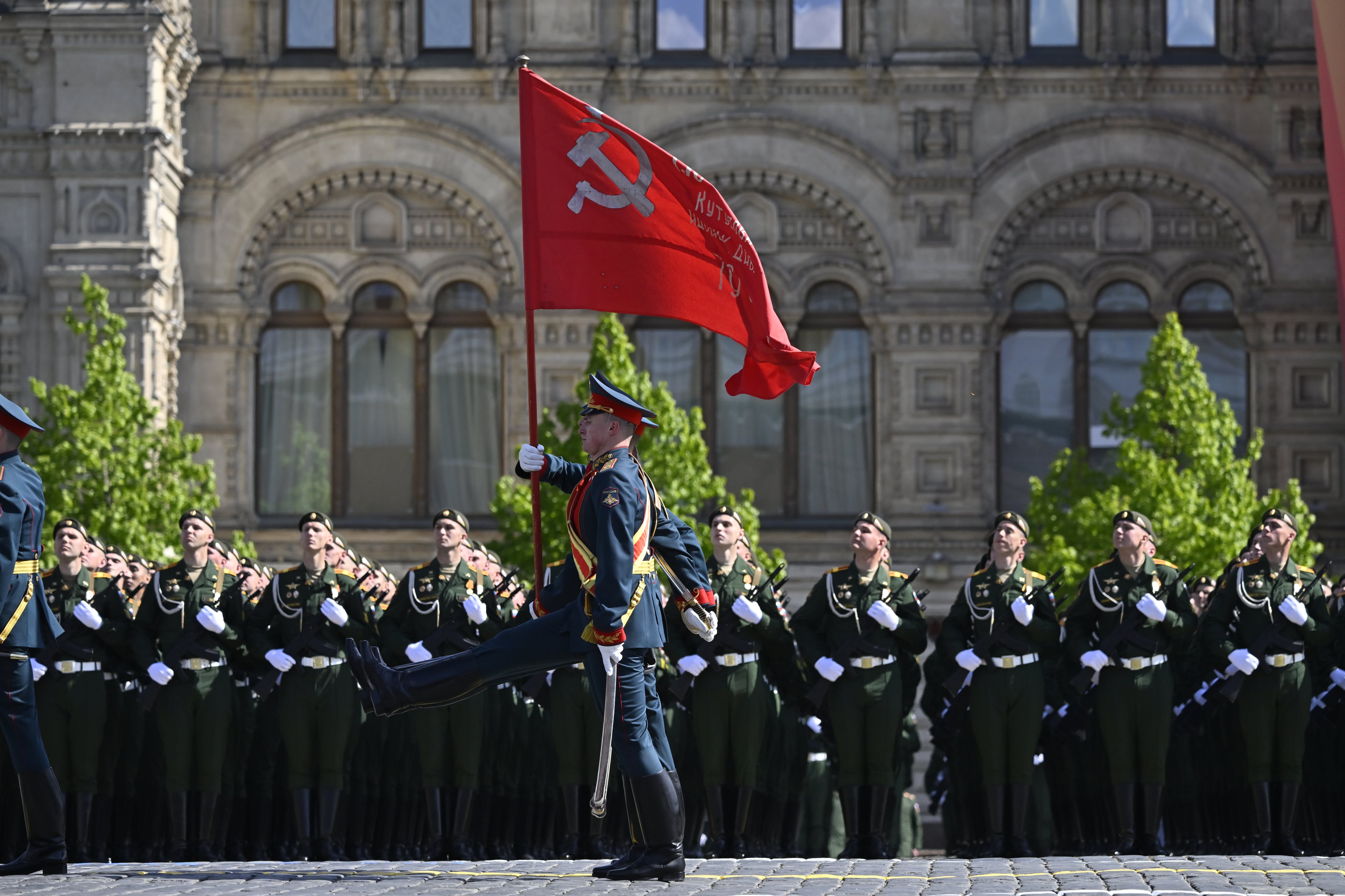 La bandera soviética durante un desfile del ejército de Rusia en Moscú