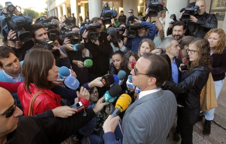 El letrado Ricardo Pérez, que representa a la asociación Clara Campoamor, que ejerce la acción popular en el juicio por el asesinato de Asunta Basterra, a su llegda hoy al juzgado