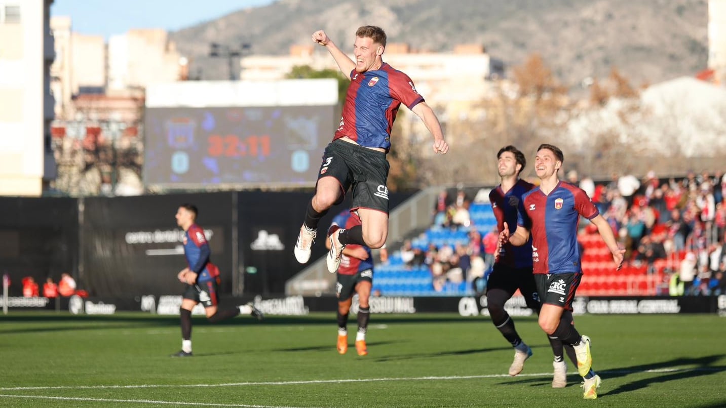 Floris Smand celebra su primer gol con la camiseta del Eldense