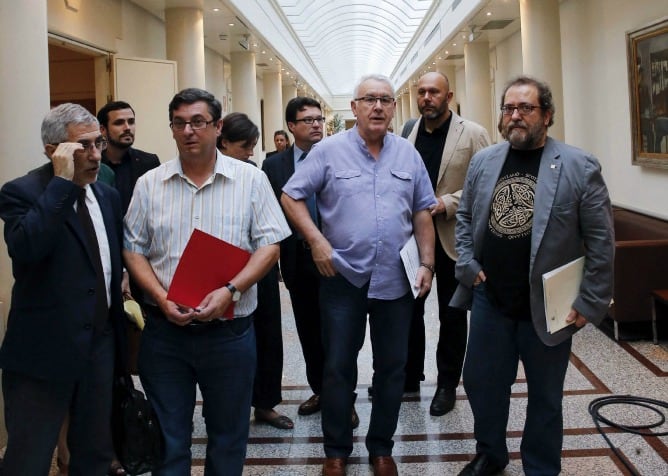 Cayo Lara junto a Chesús Yuste Cabello, José Luis Centella y Gaspar Llamazares  en el momento en que los once diputados de la Izquierda Plural han abandonado el pleno del Congreso