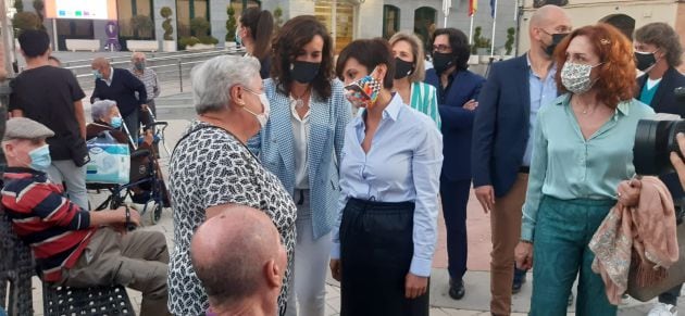 Isabel Rodríguez junto a la alcaldesa, Gema García y la Subdelegada Mari Ángeles Herreros saludan a vecinos y vecinas de Calzada en la Plaza de España