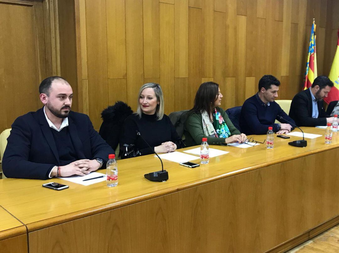 José vicente Fernández, junto a sus compañeros del Grupo Popular en Elda 