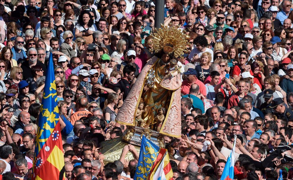 Tradicional traslado de la Virgen de los Desamparados en València