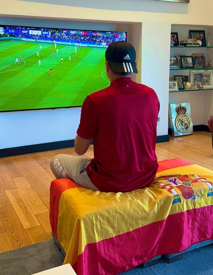 Íker Casillas apoyando a la Selección durante el España - Georgia de la Eurocopa