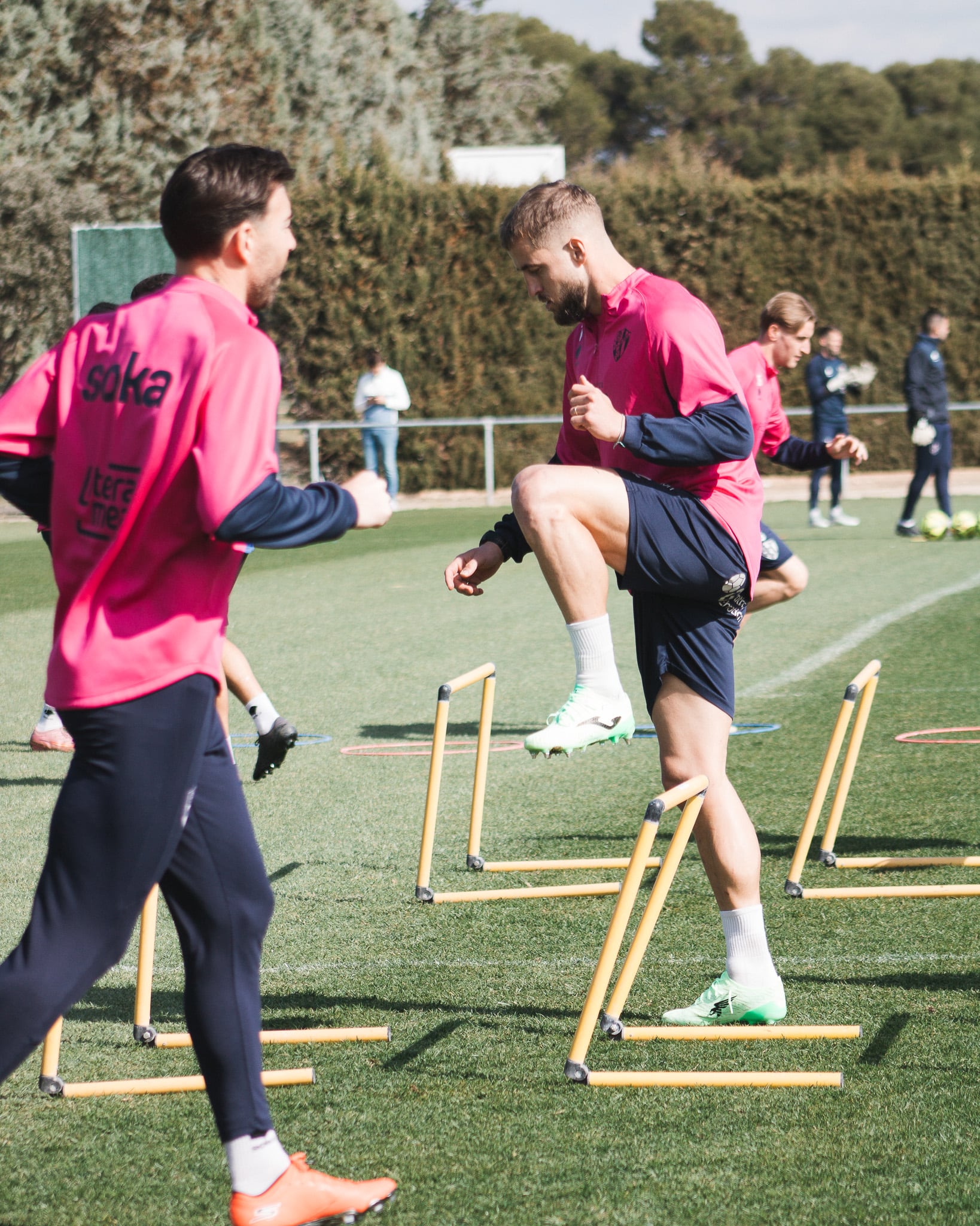Jorge Pulido y Sergi Enrich durante el entrenamiento de este martes de la SD Huesca