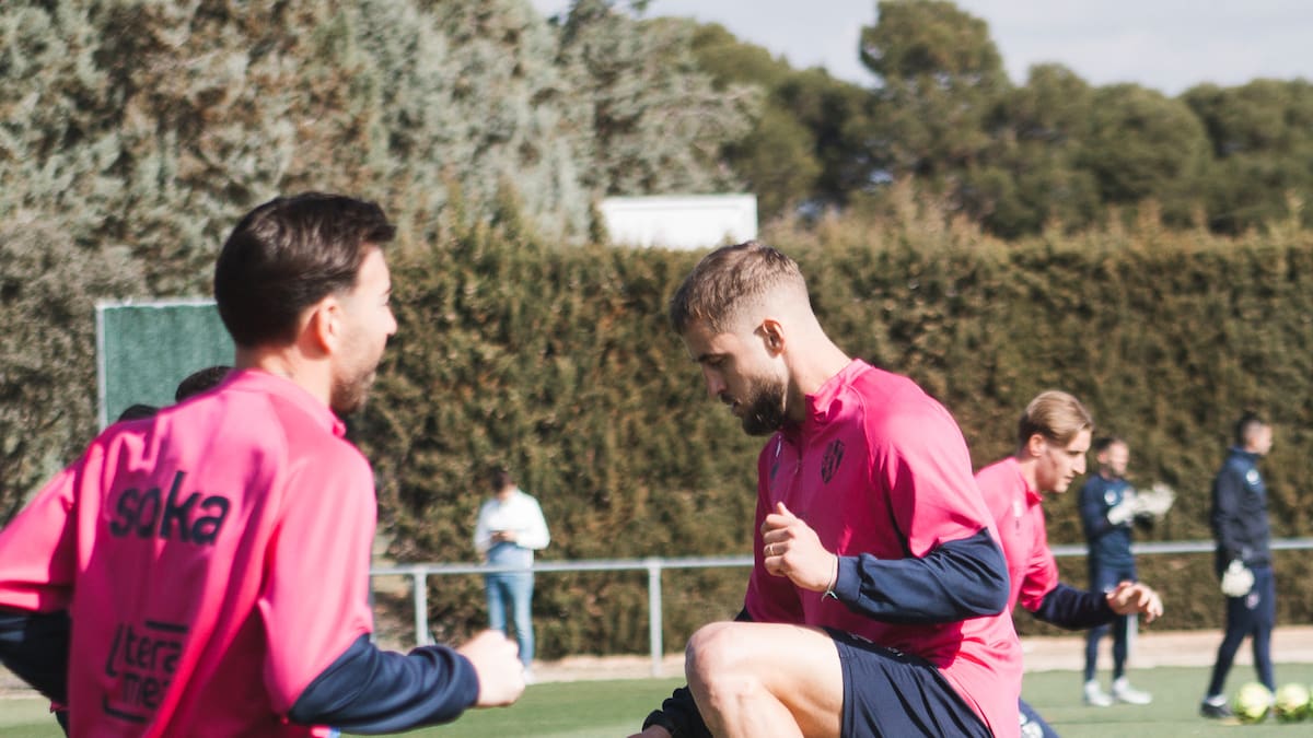 El Huesca afronta la visita al Málaga con Toni Abad, Enol, Liberto y Jesús Álvarez fuera de combate