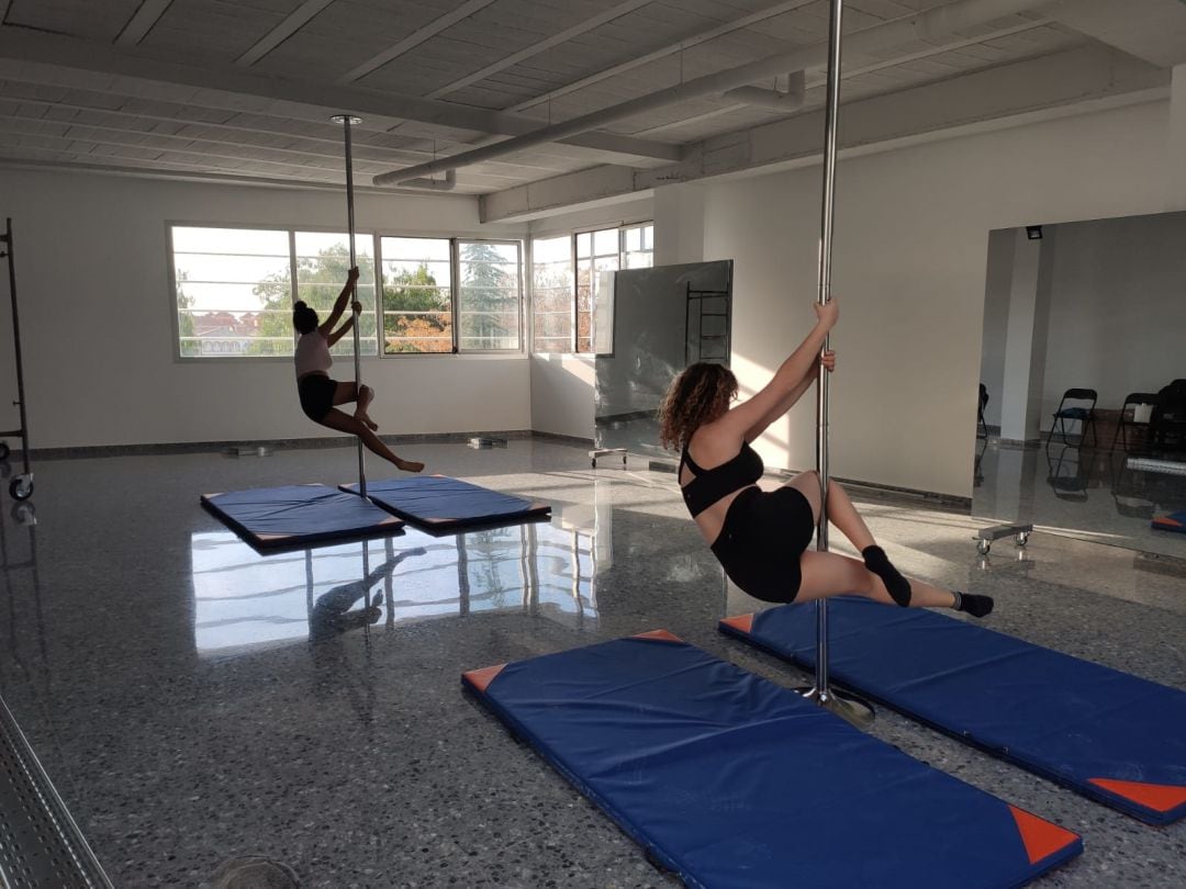 Alumnas practican en Vegas del Genil &quot;pole dance&quot;