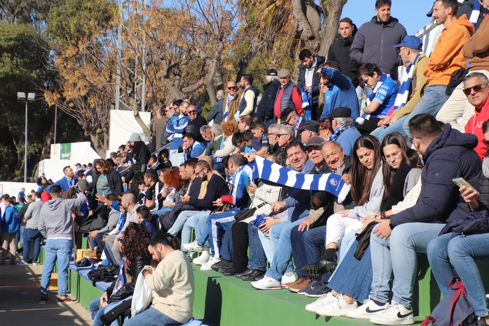 Aficionados del Xerez DFC en el Pérez Ureba de Conil