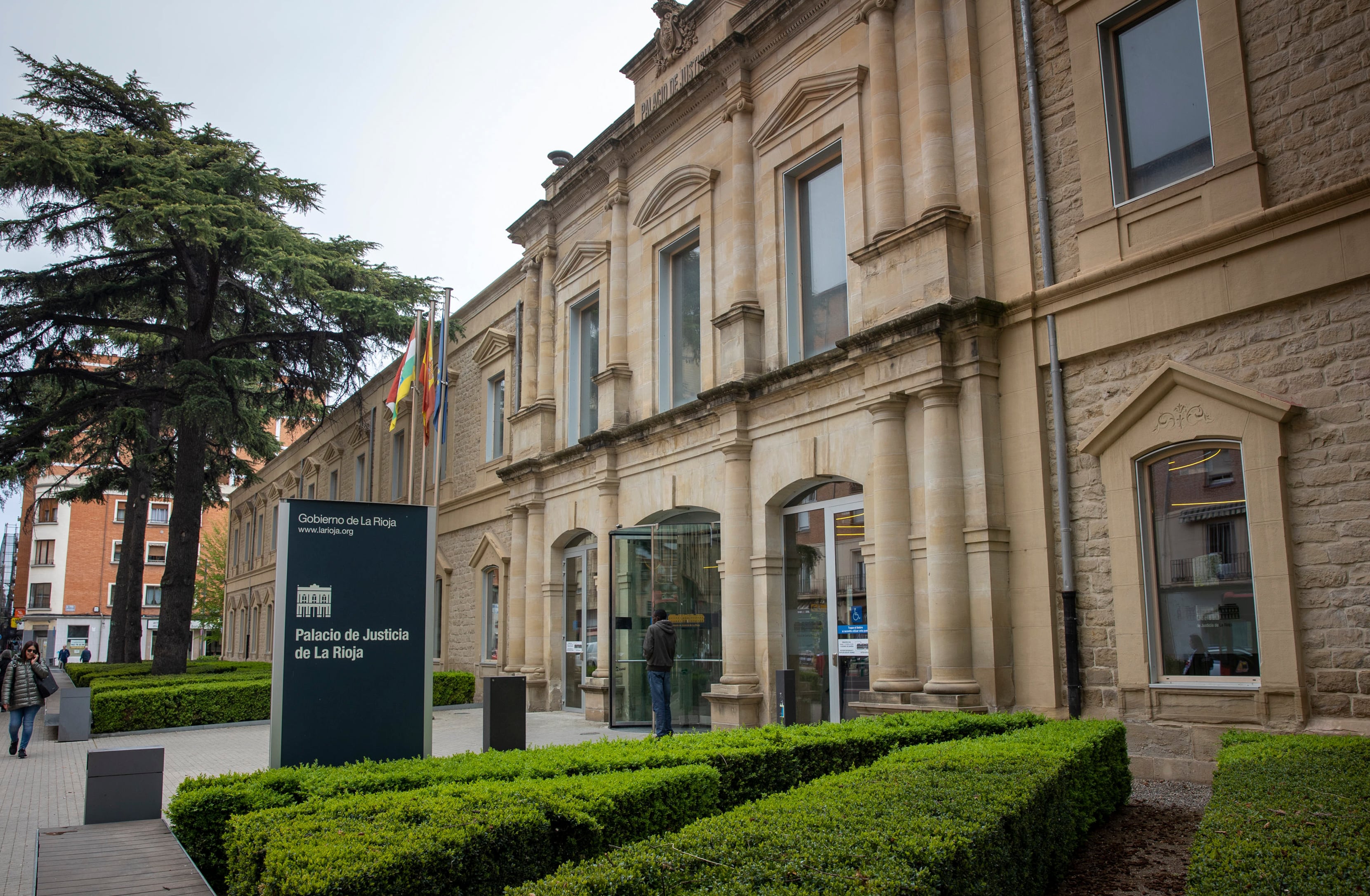 LOGROÑO 12/04/2023.- Imagen del Palacio de Justicia de La Rioja este miércoles cuando cinco adolescentes detenidos como presuntos autores de una agresión sexual grupal a dos niñas de 12 y 13 años en Logroño han pasado a disposición de los fiscales de menores. EFE/Raquel Manzanares
