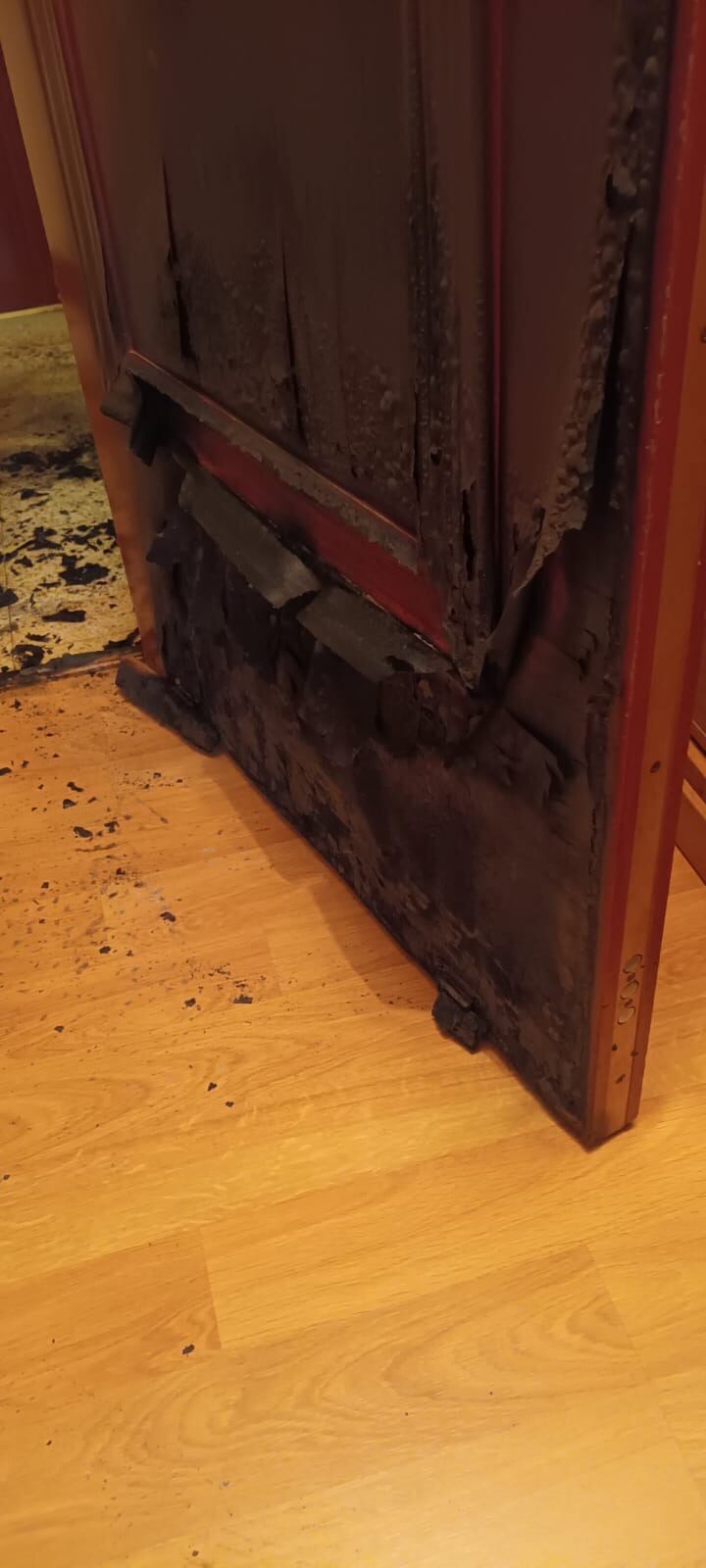 La puerta de uno de los vecinos resultaba afectada