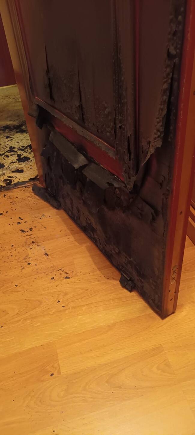 La puerta de uno de los vecinos resultaba afectada