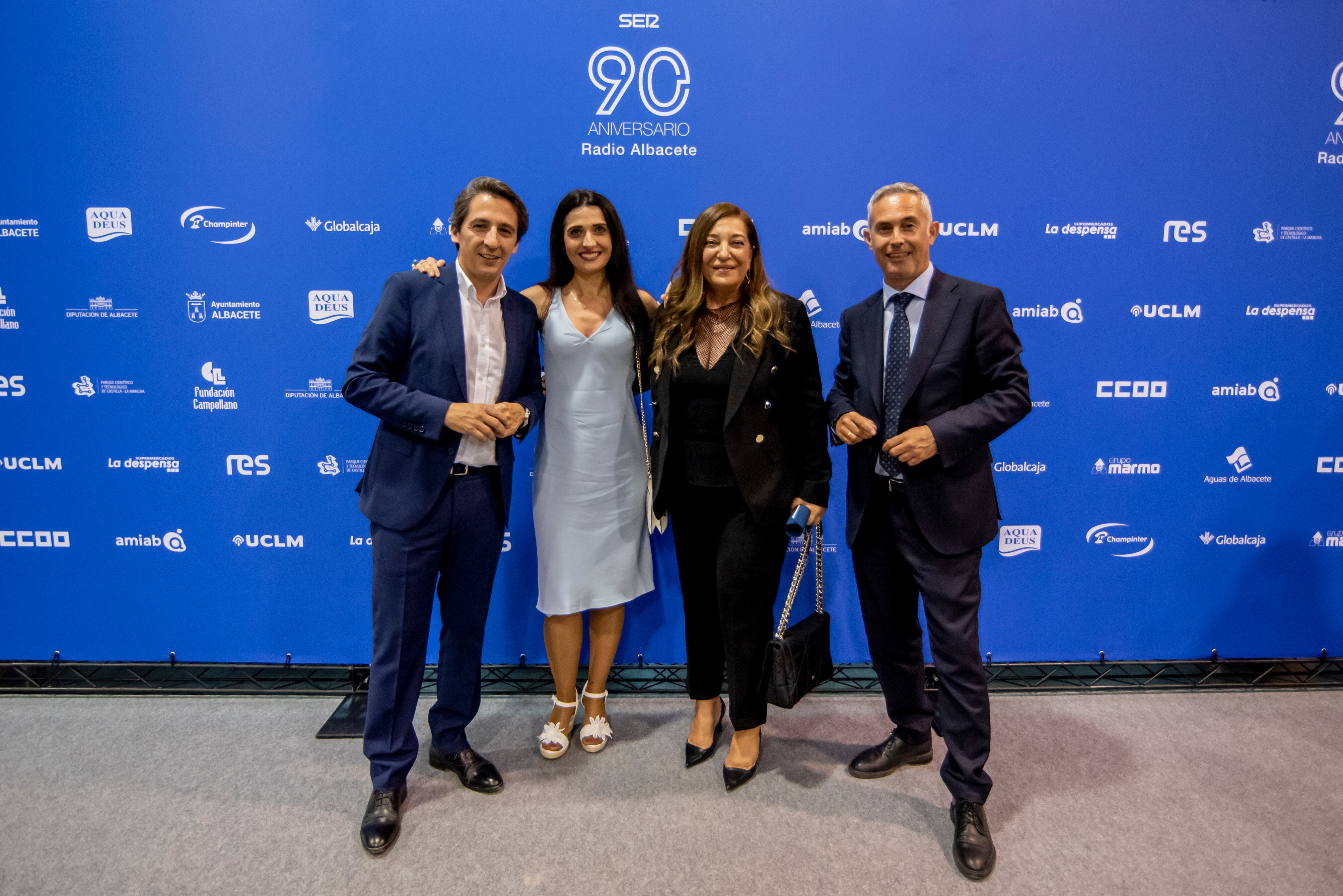 El director de Aguas de Albacete, José Belda, junto con la periodista María José Saiz, la directora de Radio Albacete, Justina Gómez, y el director de Comunicación y Relaciones Institucionales de El Corte Inglés de Albacete, Víctor Hernández.