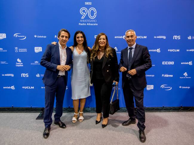 El director de Aguas de Albacete, José Belda, junto con la periodista María José Saiz, la directora de Radio Albacete, Justina Gómez, y el director de Comunicación y Relaciones Institucionales de El Corte Inglés de Albacete, Víctor Hernández.