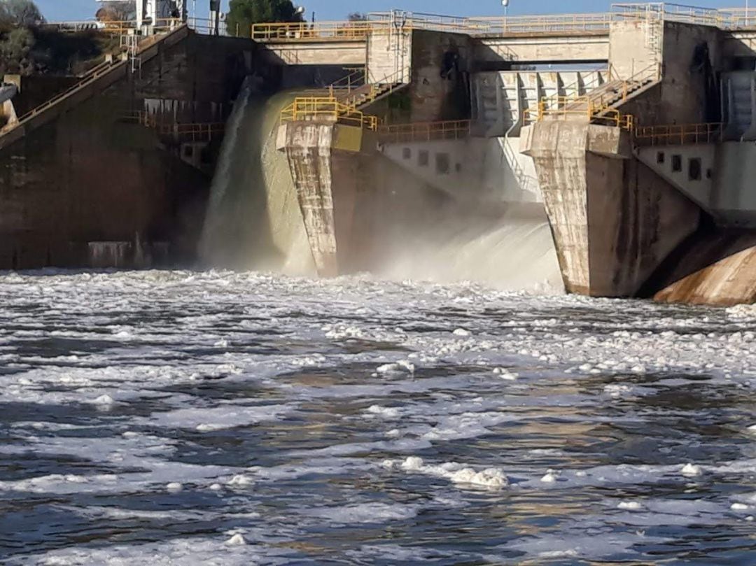 Aparición de espumas en el río Tajo a su paso por la presa de Castrejón. 