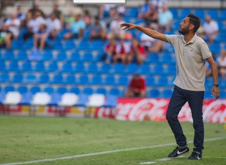 Lluís Planagumà da instrucciones a los jugadores desde el banquillo